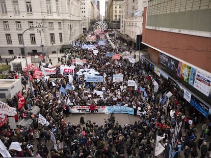 Trabajadores de prensa manifiestan en Buenos Aires contra el despido de más de 350 periodistas en la agencia estatal Télam.