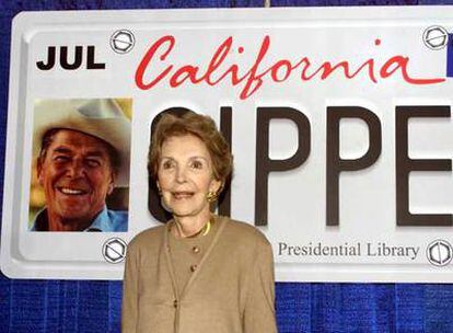 Nancy Reagan posa junto a una placa en honor de su marido, en 1999.