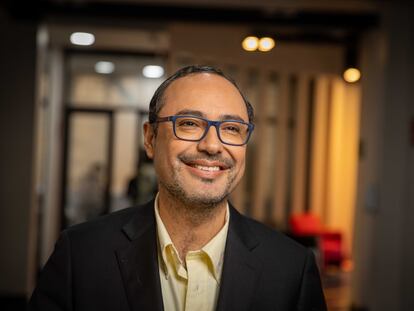 El académico y analista político Mauricio Morales, en sus oficinas de la Universidad de Talca, Santiago de Chile, el 7 de septiembre de 2022.