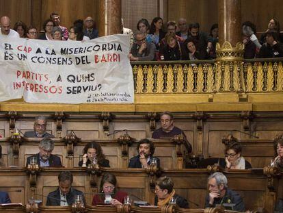 Los vecinos y médicos del CAP del Raval, durante la votación en el pleno.