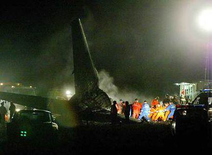 Trabajadores de rescate junto a los restos del avión que se estrelló en Kirguizistán.