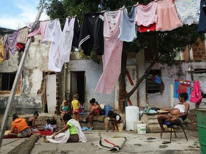 Varias familias a las afueras de una vivienda en una favela de Río de Janeiro (Brasil), en una imagen de archivo.