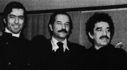 El escritor mexicano Carlos Fuentes, en el centro de la imagen, junto al peruano Mario Vargas Llosa y el colombiano Gabriel García Márzquez., en un acto sin fechar.