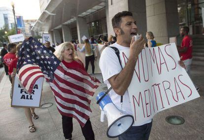 Manifestantes en contra de la pol&iacute;tica migrante de Obama. 