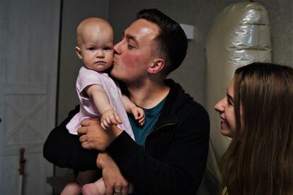 Julia y Oleg, junto a su hija Emma, a finales de septiembre en su apartamento de Irpin.