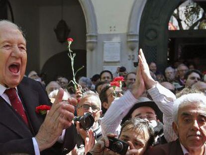El expresidente Mário Soares asiste a la celebración en la plaza el Largo de Carmo.