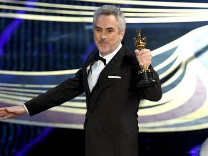 Alfonso Cuarón, con una de sus estatuillas conseguidas por 'Roma'. En vídeo, los principales premios y discursos de los Oscar.