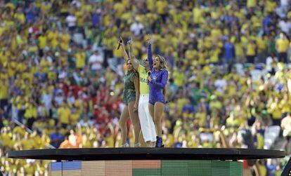 La cantante Jennifer López, a la izquierda, el rapero Pitbull y la cantante brasileña Claudia Leitte durante la ceremonia de apertura del Mundial de fútbol previa al partido entre Brasil y Croacia.