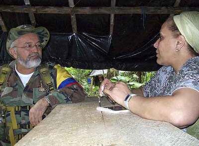 Raúl Reyes, portavoz de las FARC, conversa con la senadora Piedad Córdoba en la selva colombiana.