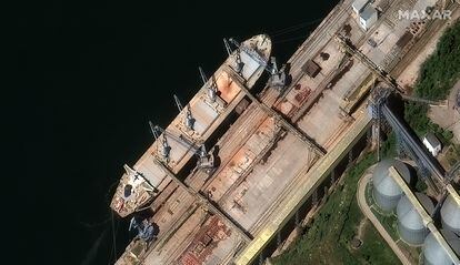 Un carguero con cereales, el 19 de mayo en el puerto de Sebastopol, en la península de Crimea, que Rusia se anexó ilegalmente en 2014.