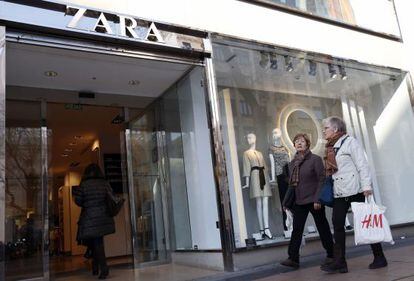 Dues dones passen davant d'una botiga de Zara a Madrid.