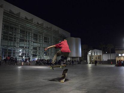 Un 'skater' en la plaza del Macba este martes por la noche.