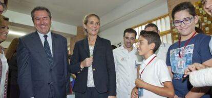 La infanta Elena y Juan Espadas, alcalde de Sevilla, en la presentación de los talleres sobre seguros en un colegio de la capital andaluza.