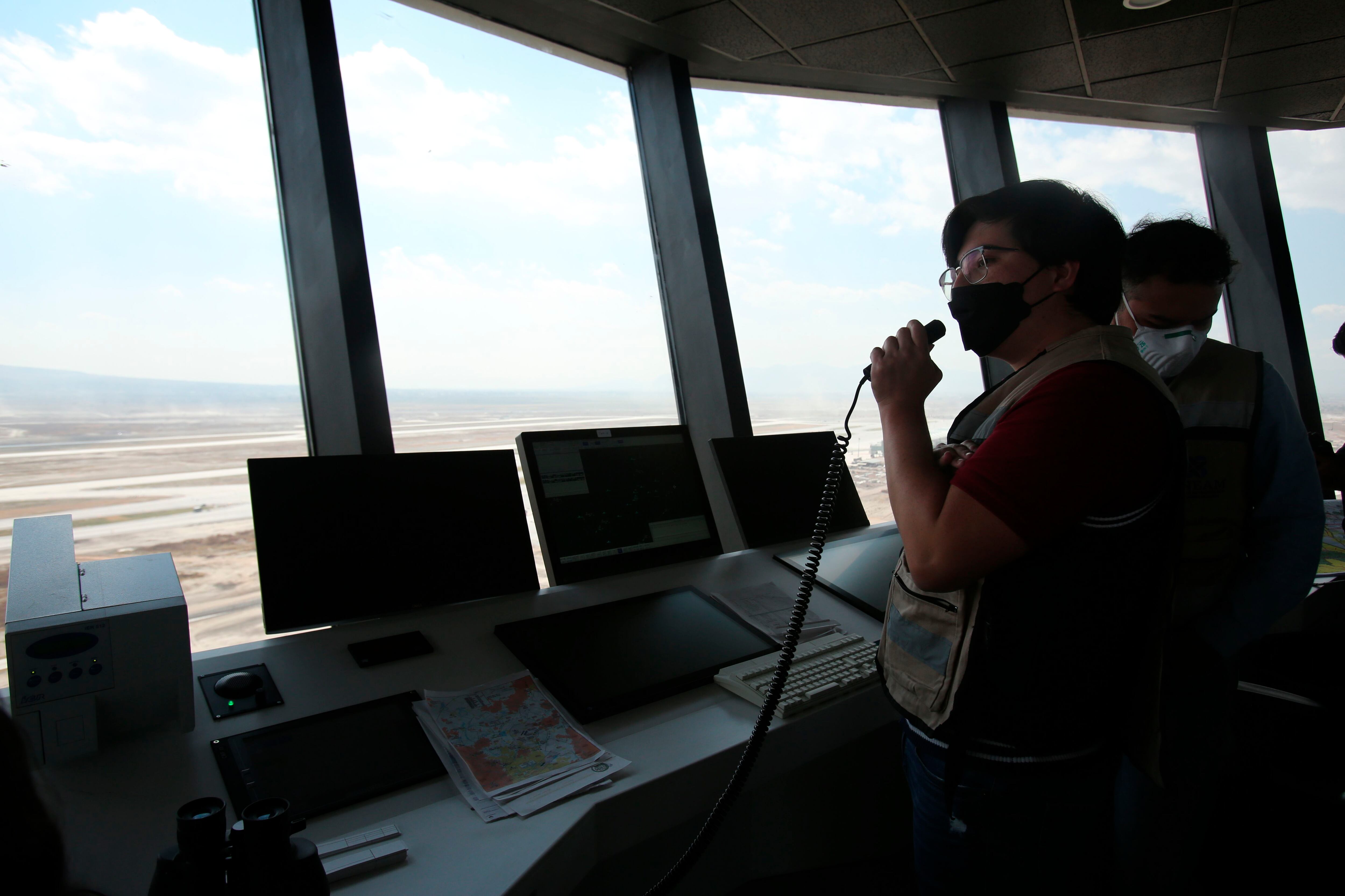 Dos controladores en la torre de control del nuevo aeropuerto Felipe Ángeles, el pasado 31 de enero.