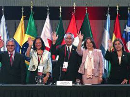 Fotografía cedida por Andina que muestra al presidente del Consejo de Ministros de Perú, René Cornejo (c), la ministra de Salud de Perú, Midori de Habich (2-d), la canciller peruana, Eda Rivas (d), la directora del sector de Asuntos Sociales de la Liga de Estados Arabes, Faeqa Saeed Al Saleh (2-i) y el ministro de Salud de Libia, Nurdeen Abdunaneed Dogman (i), mientras participan en la inauguración de la Primera Reunión de Ministros de Salud de América del Sur y los Países Árabes (ASPA), en Lima (Perú). EFE/Archivo