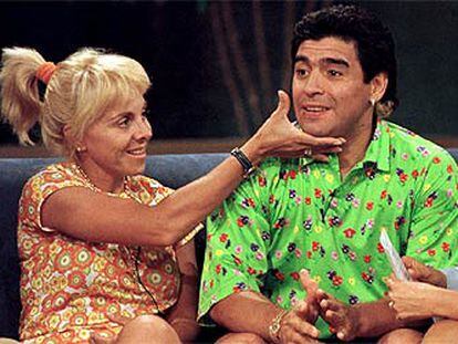 Diego Armando Maradona y su esposa, Claudia Villafane, en una imagen de los tiempos felices, en 1996, durante un programa de televisión. Claudia ha pedido el divorcio tras 13 años de matrimonio, aunque la separación de hecho ya se había consumado hace más de tres años. / REUTERS
