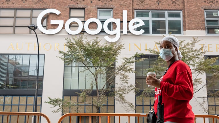 Una persona pasea frente a las oficinas de Google en Nueva York (EE UU) el pasado mes de septiembre.