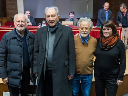 En la facultad de Filosofía de la Complutense, este miércoles y de izquierda a derecha, el actor Juan Echanove, el historiador Nicolás Sánchez-Albornoz, el director de cine Fernando Colomo y María Lamana, hija de Manuel, compañero de Sánchez-Albornoz en la fuga del Valle de los Caídos en 1948.