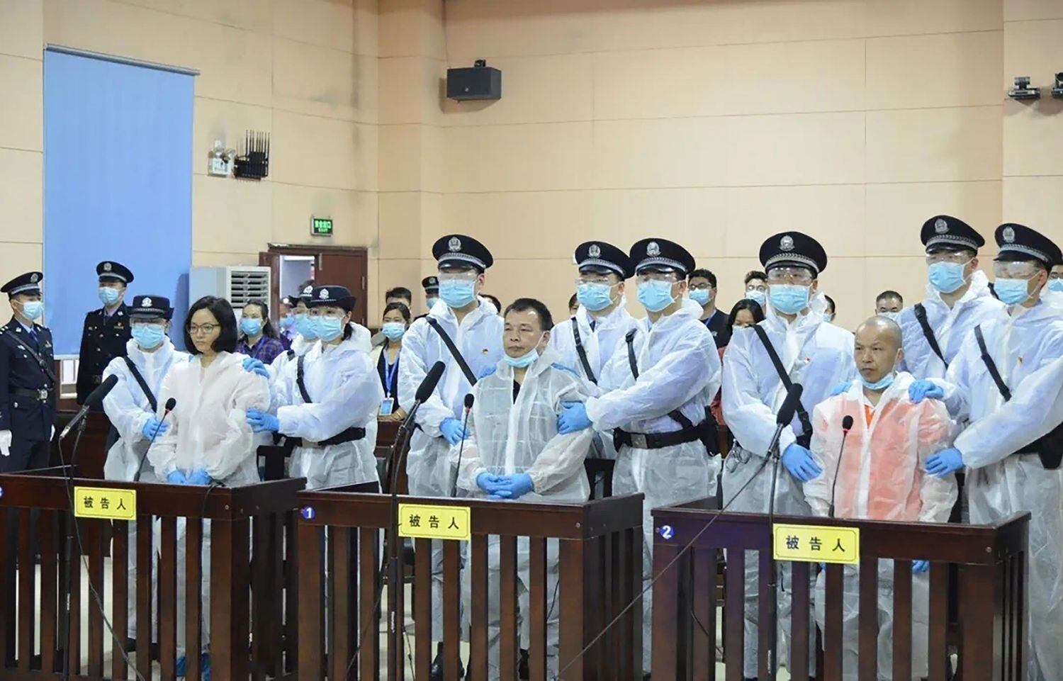 El periodista chino Chen Jieren y otros dos acusados en el juicio contra ellos en un tribunal en la provincia de Hunan