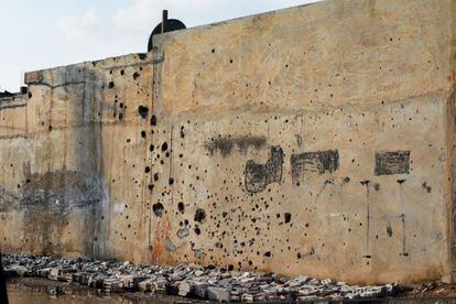 Decenas de impactos de balas y proyectiles en una de las fachadas del distrito Gewayran, a las afueras de Hasaka (noreste de Siria) un año después de los combates entre las fuerzas kurdas y el Estado Islámico.