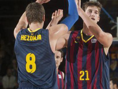 Hezonja y Pleiss, durante el choque.