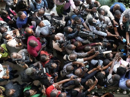 El candidato en la oposición a la presidencia Martin Fayulu frente a periodistas, en Kinshasa.