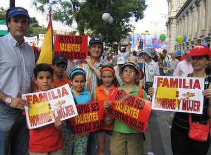 Una familia numerosa, en una manifestación en 2005 contra la legalización del matrimonio homosexual en Madrid.