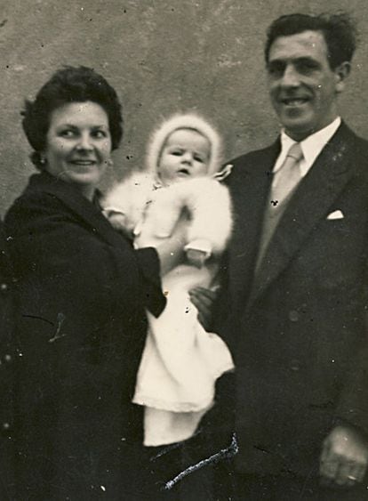 Begoña y sus padres Juan Urroz y Jesusa Ibarrola, en una foto de su bautismo en 1958.