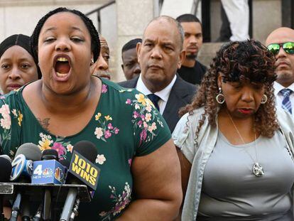 Emerald Snipes, hija de Eric Garner, y Gwen Carr, la madre del fallecido, afuera de la Fiscalía de Nueva York en julio. 