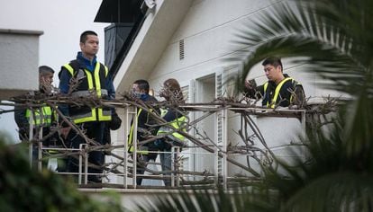 Registro policial de una vivienda durante la Operación Wall.