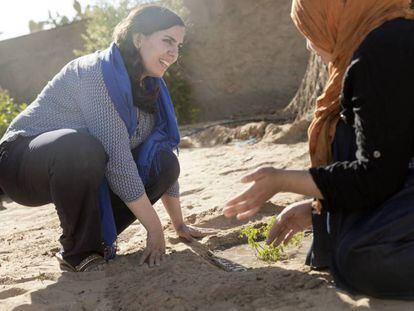 Sarah Toumi, una de las galardonadas enlos Premios Rolex a la Iniciativa, en un momento de su trabajo para combatir la desertificación en Túnez. (Foto: Rolex)