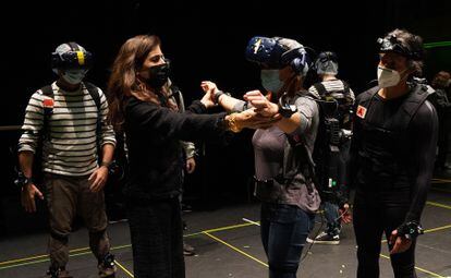 Blanca Li, dando instrucciones en un pase de 'Le Bal de París', un espectáculo inmersivo en realidad virtual.