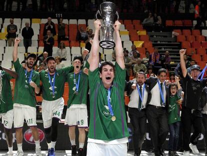 Carlos Suárez levanta la copa de campeón tras ganar al Valencia.