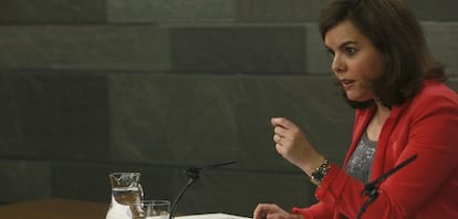 La vicepresidenta del Gobierno, Soraya Sáenz de Santamaría, durante la rueda de prensa posterior al Consejo de Ministros. EFE/Archivo