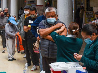 Personas en un centro de vacunación de influenza en Toluca, Estado de México.