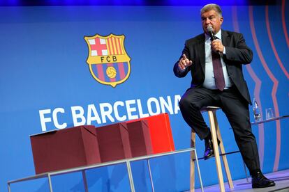 El presidente del FC Barcelona, ​​Joan Laporta, durante la rueda de prensa este lunes en Barcelona. 