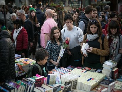 Parada de libros en La Rambla de Barcelona, durante la jornada de Sant Jordi del año pasado.