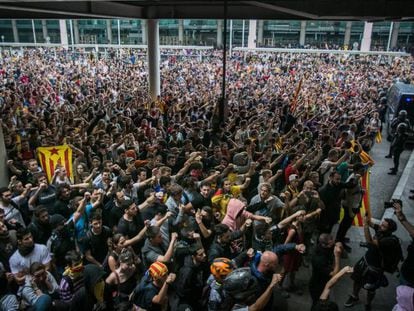 El llamamiento de Tsunami Democràtic colapsa la T-1 del aeropuerto de Barcelona, este lunes.