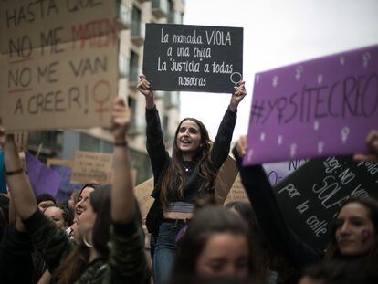 Manifestación estudiantil contra la sentencia del caso de la manada por Barcelona en 2018.