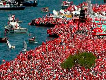 Cientos de miles de turcos se manifiestan ayer en Izmir a favor de una Turquía laica.