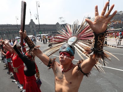 Un grupo de danzantes conmemoran la caída de Tenochtitlan con una danza ritual en el Zócalo de Ciudad de México.