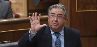 El ministro del Interior, Juan Ignacio Zoido, durante la sesión de control al Gobierno en el Congreso de los Diputados.