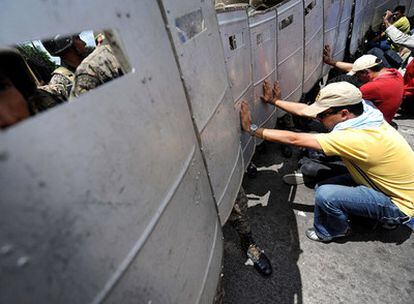 Manifestantes hondureños se enfrentan a las fuerzas antidisturbios del Gobierno golpista.