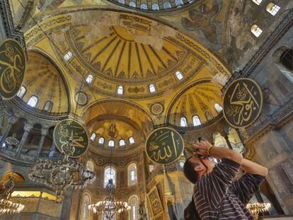 Un turista fotografiando el interior de la bas&iacute;lica de Santa Sof&iacute;a, en Estambul. 