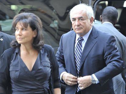 Strauss-Kahn y su esposa, Anne Sinclair, llegan a los juzgados de Manhattan el pasado 23 de agosto.