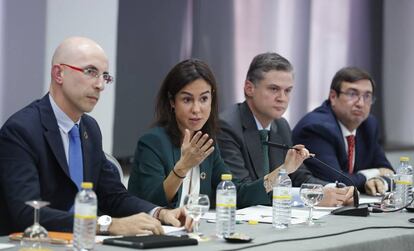 De izquierda a derecha, el director adjunto a la presidencia de Adif, Raul Miguez Bailo; Isabel Pardo de Vera, presidenta del grupo; Guillermo Martínez de Simón, secretario del consejo, y José Estrada Guijarro, director general de Circulación. pablo monge