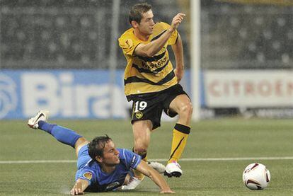 Pedro Mosquera, en el suelo, ante el Young Boys suizo.