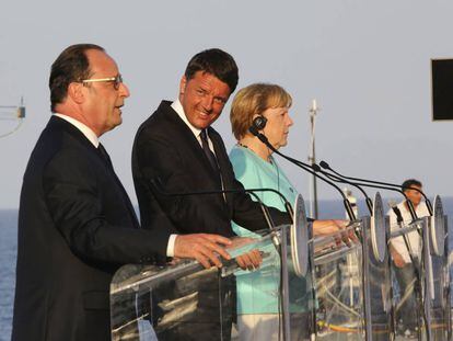 Hollande, Renzi y Merkel, el pasado d&iacute;a 22 a bordo del portaaviones Garibaldi. 