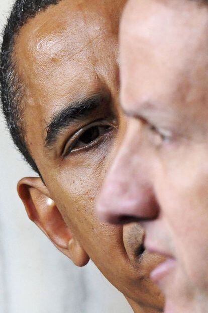 El presidente Obama mira a su secretario del Tesoro, Timothy Geithner, el  4 de febrero en la Casa Blanca.