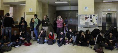 Estudiantes en el interior del Rectorado.